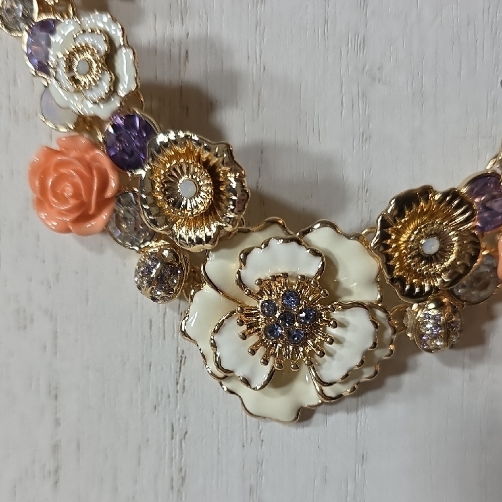 GUESS NWT Floral Statement Necklace in Gold and Cream W/Matching Earrings